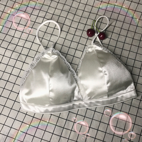 Szatén női melltartó fekete-fehér csipkével