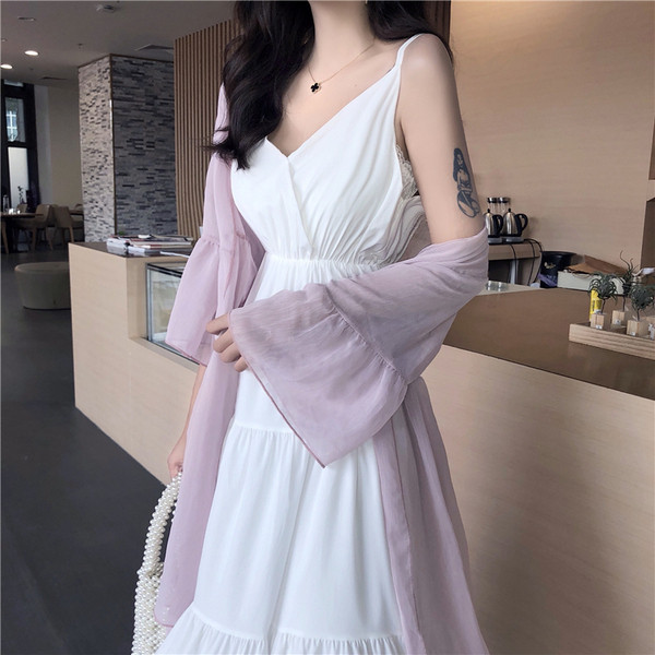 Дамска семпла рокля в бял цвят разкроен модел 