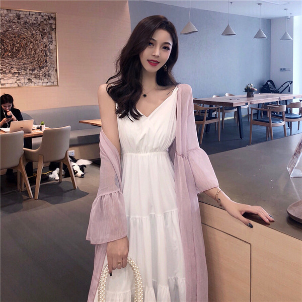 Дамска семпла рокля в бял цвят разкроен модел 