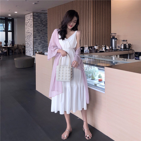 Дамска семпла рокля в бял цвят разкроен модел 