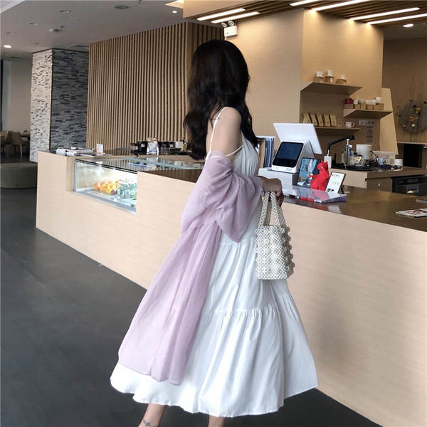 Дамска семпла рокля в бял цвят разкроен модел 