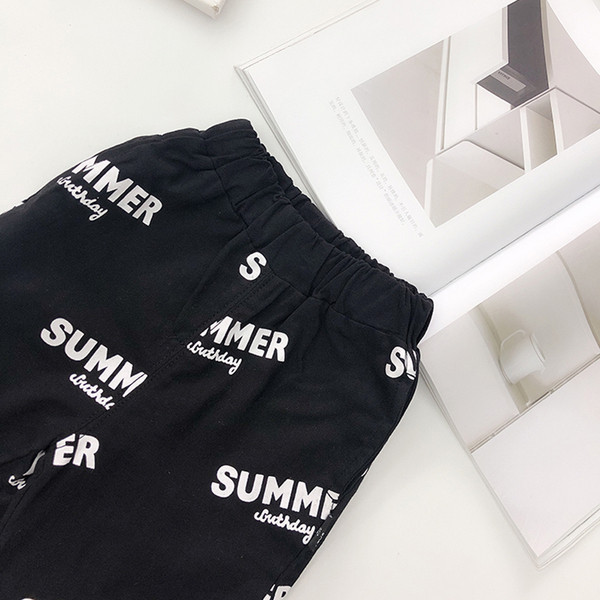 Gyermek rövidnadrág fiúknak fekete színben, feliratokkal