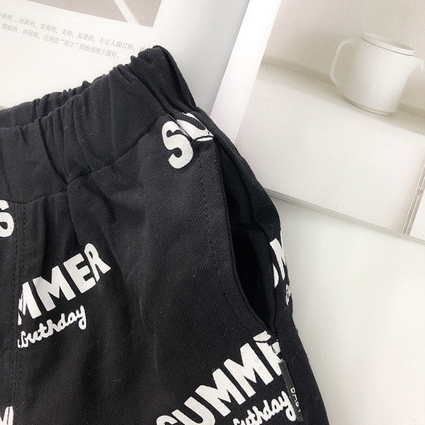 Gyermek rövidnadrág fiúknak fekete színben, feliratokkal