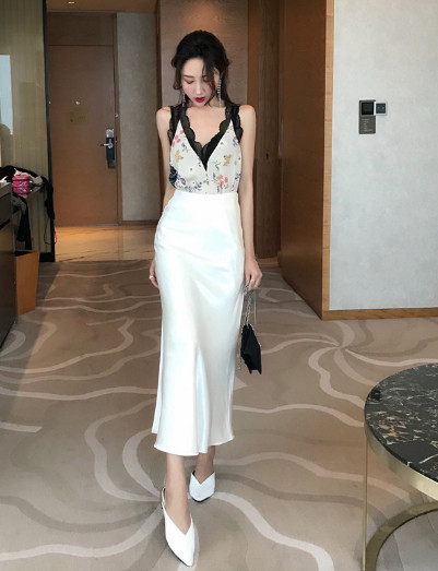 Дамска стилна пола с висока талия в бял цвят 