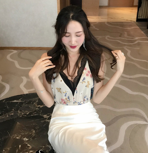 Дамска стилна пола с висока талия в бял цвят 