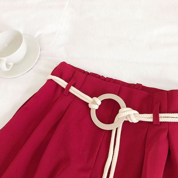 Stílusos női rövidnadrág magas derékkal és övvel, három színben