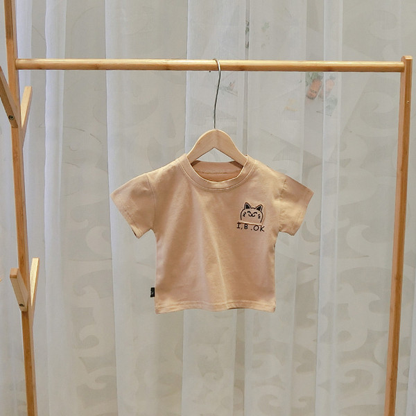 Modern gyerek póló fiúknak rövid ujjal és rátéttel