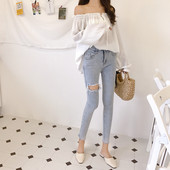 Női farmer szakadt motívumokkal, magas derékkal, világos színben