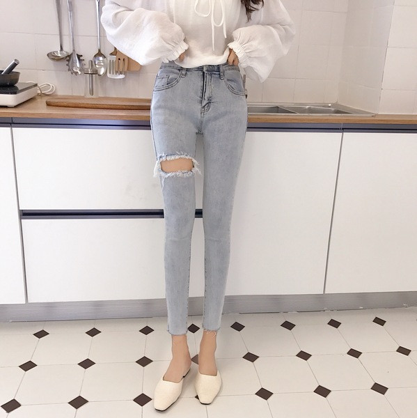 Női farmer szakadt motívumokkal, magas derékkal, világos színben