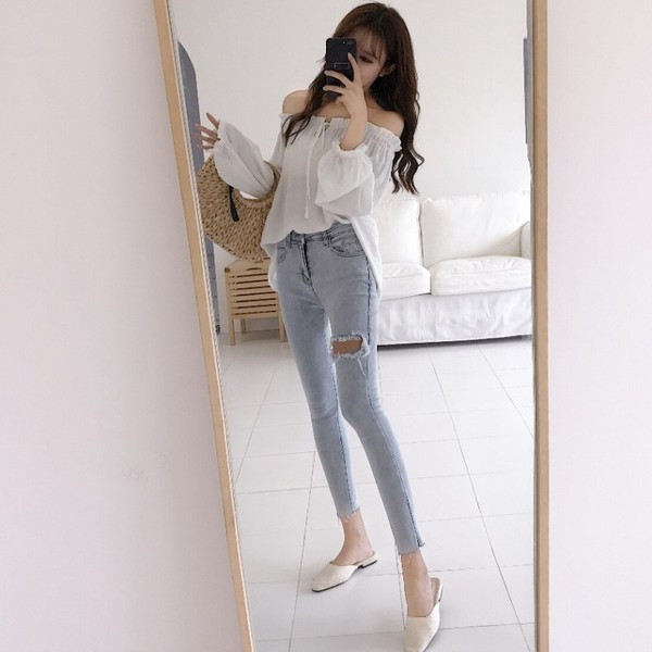 Női farmer szakadt motívumokkal, magas derékkal, világos színben