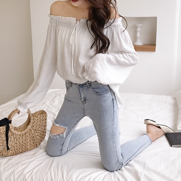 Női farmer szakadt motívumokkal, magas derékkal, világos színben