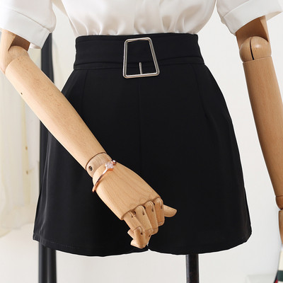 Fekete színű női rövidnadrág övvel