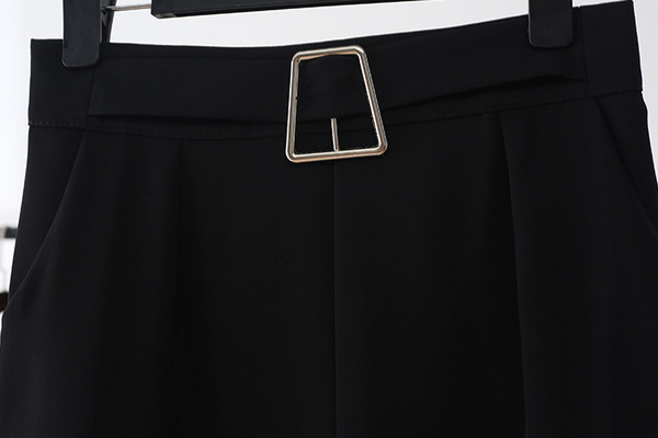 Fekete színű női rövidnadrág övvel