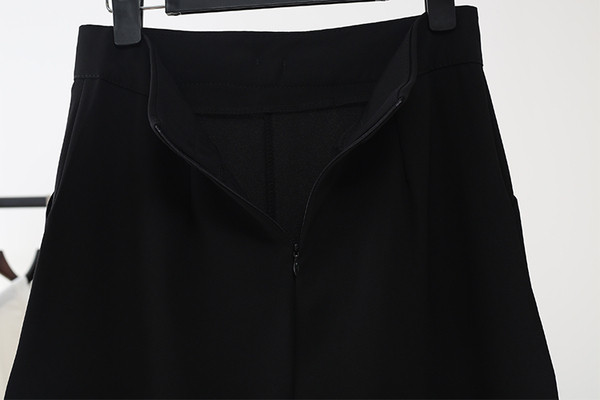 Fekete színű női rövidnadrág övvel