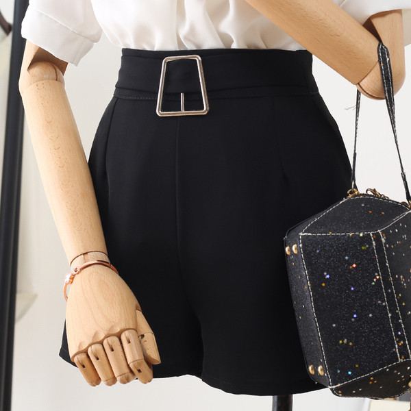 Fekete színű női rövidnadrág övvel