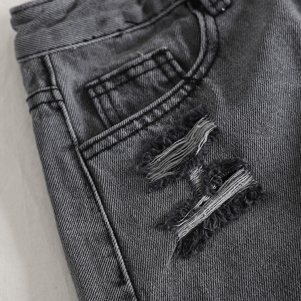 Női rövidnadrág szakadt elemekkel szürke színben