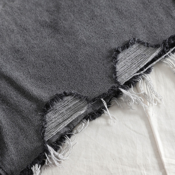 Női rövidnadrág szakadt elemekkel szürke színben