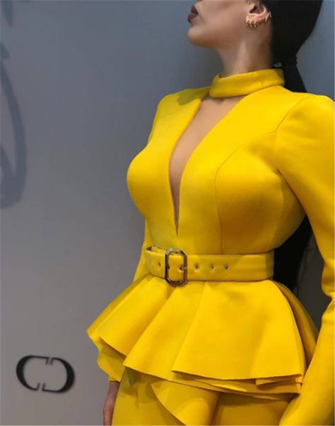 Stílusos női ruha övvel és V-nyakkal