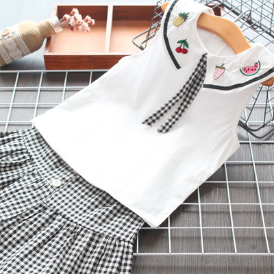 Modern, kétrészes szoknyából és felsőből álló gyerekszett lányoknak