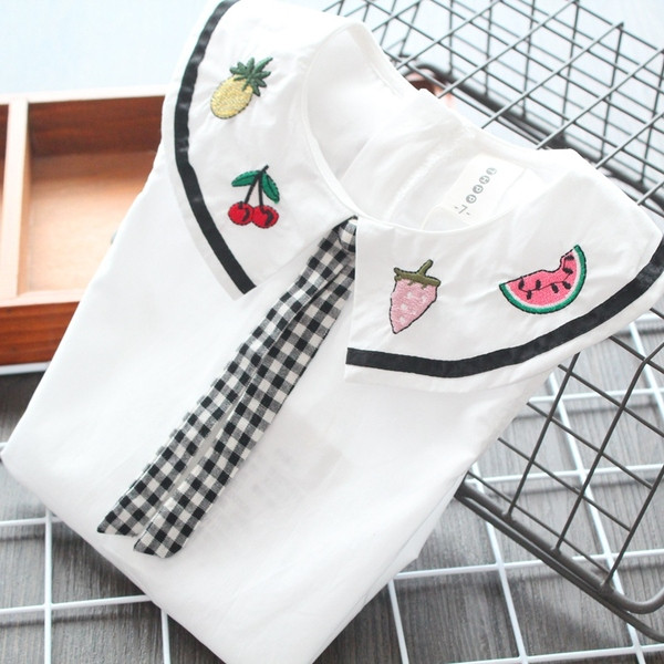 Modern, kétrészes szoknyából és felsőből álló gyerekszett lányoknak