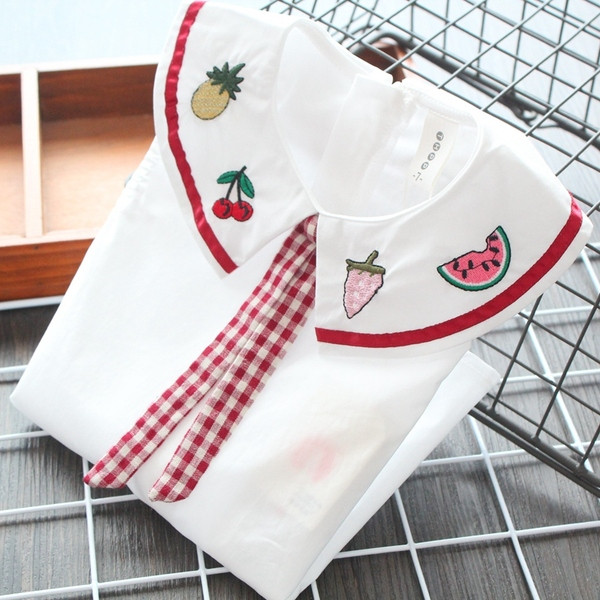 Modern, kétrészes szoknyából és felsőből álló gyerekszett lányoknak