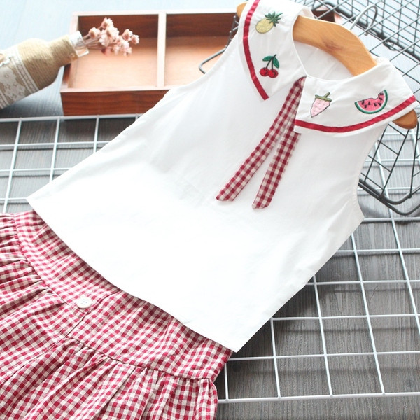 Modern, kétrészes szoknyából és felsőből álló gyerekszett lányoknak