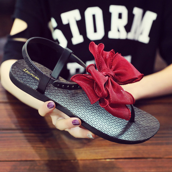 Modern női szandál szalaggal és gyöngyökkel több színben