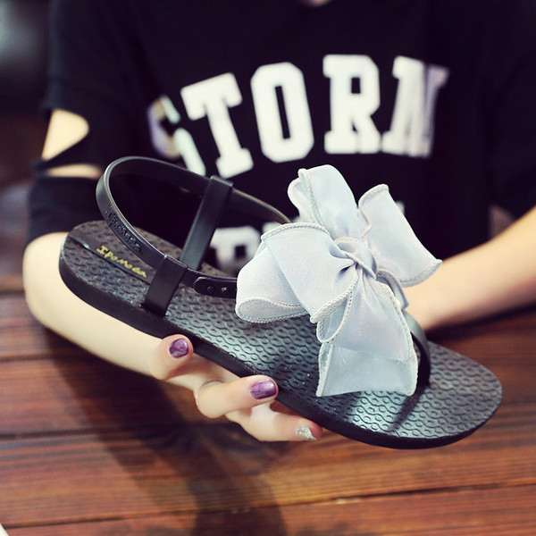 Modern női szandál szalaggal és gyöngyökkel több színben