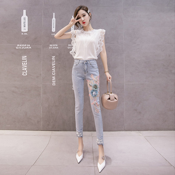 Női farmer hímzéssel és gyöngyökkel