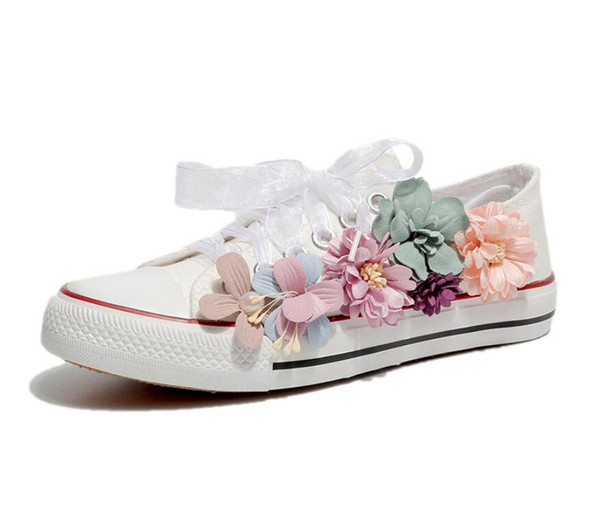 Női tornacipők új modellje két színben 3D elemmel