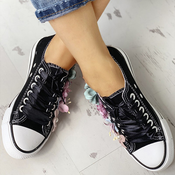 Női tornacipők új modellje két színben 3D elemmel