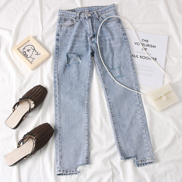 Aktuális női farmer szakadt motívumokkal, kék színben