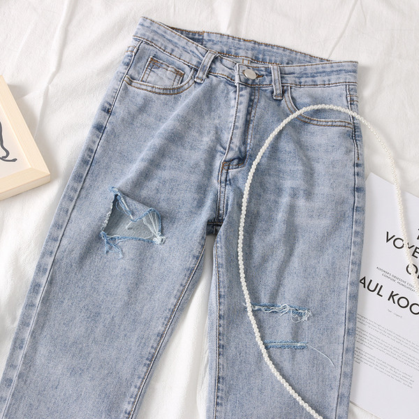 Aktuális női farmer szakadt motívumokkal, kék színben