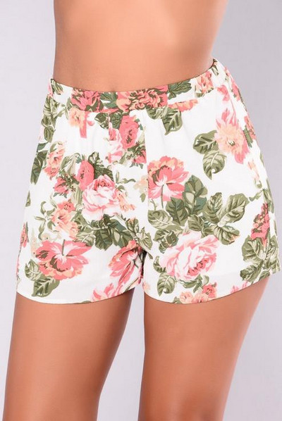 Γυναικεία σορτς με ελαστική μέση και floral πριντ