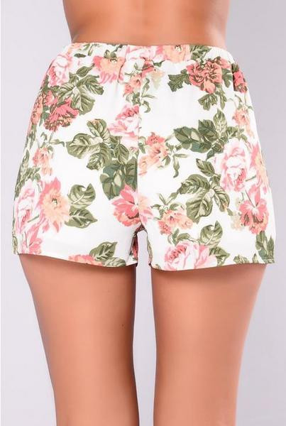 Női rövidnadrág elasztikus derékkal, virágmintával