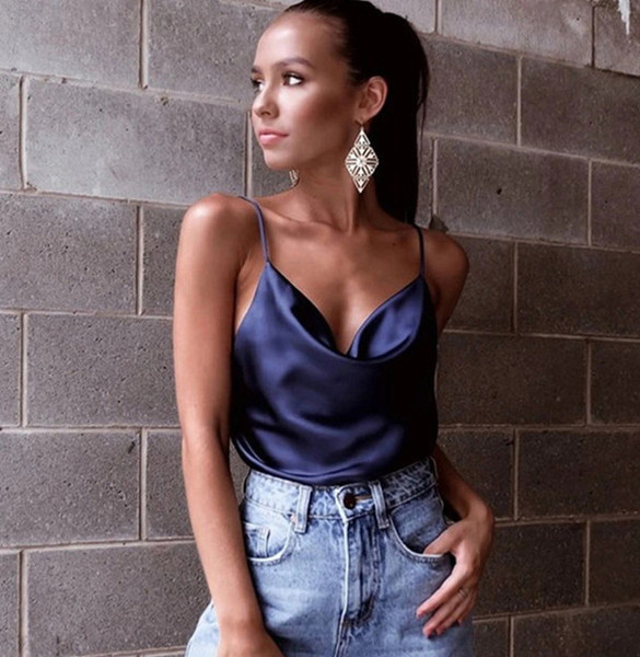 Modern női akasztófelső vékony pántokkal és V-nyakkal több színben