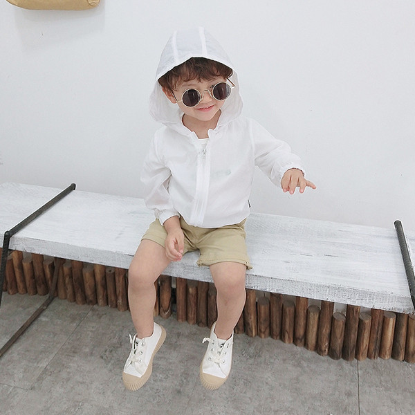 Modern gyerekkabát fiúknak kapucnival, négy színben