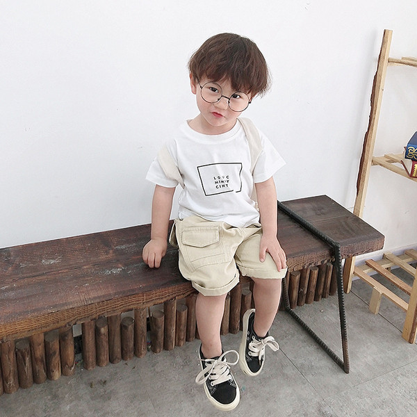 Gyerek póló fiúknak fekete-fehér rátéttel