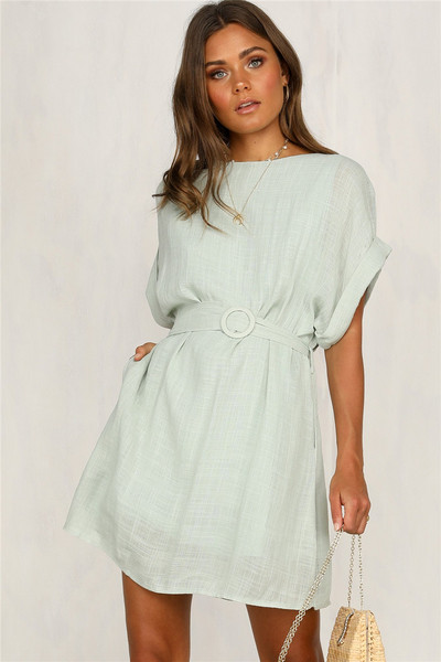 Modern női ruha zöld övvel