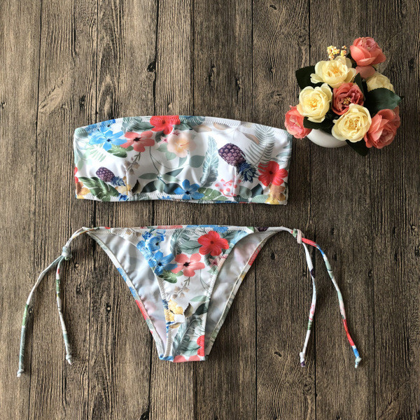 Costum de baie cu model floral in doua parti