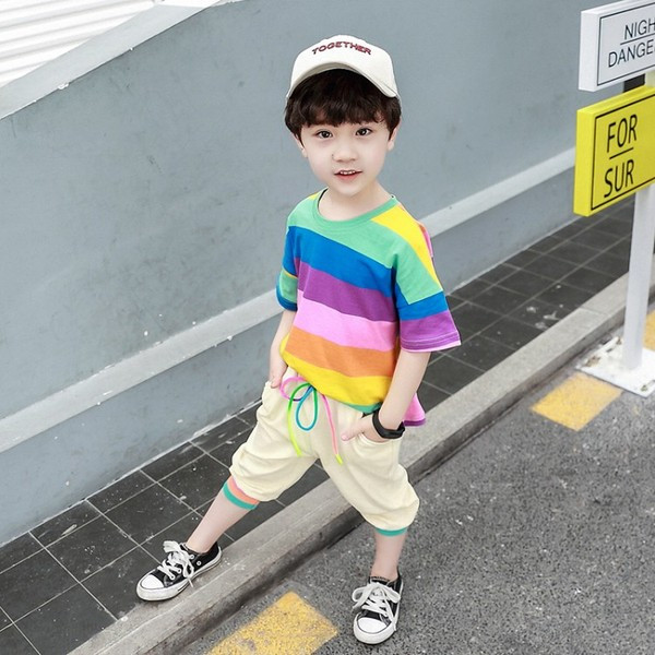 Gyerekkészlet fiúknak két részből áll - póló és nadrág