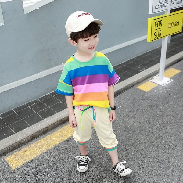 Gyerekkészlet fiúknak két részből áll - póló és nadrág