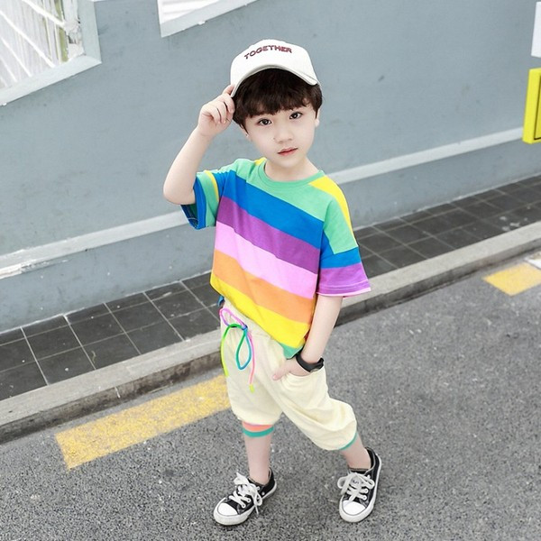 Gyerekkészlet fiúknak két részből áll - póló és nadrág