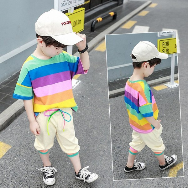 Gyerekkészlet fiúknak két részből áll - póló és nadrág