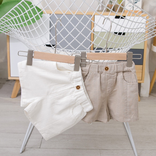 Pantaloni scurți pentru băieți în alb și bej
