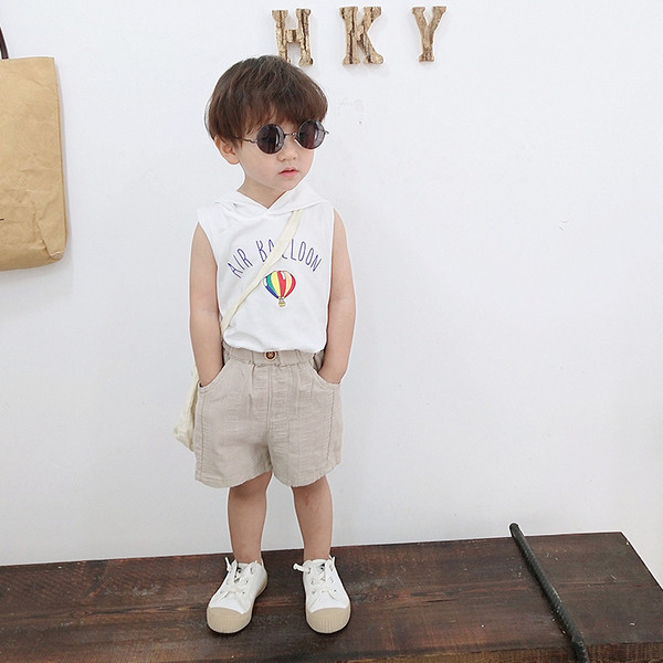 Pantaloni scurți pentru băieți în alb și bej