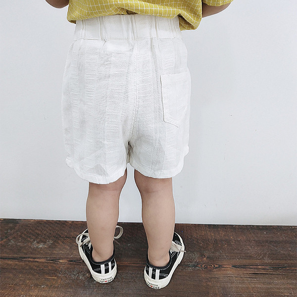 Pantaloni scurți pentru băieți în alb și bej