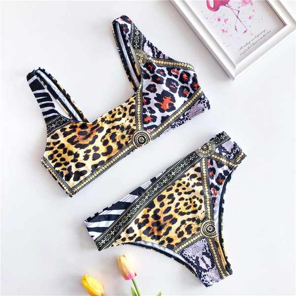 Costum de baie actual din două piese cu model de culoare