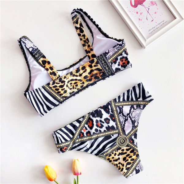 Costum de baie actual din două piese cu model de culoare