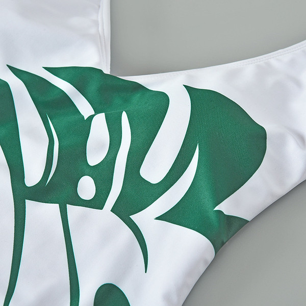 Costum de baie complet modern, cu decolteu în V, în alb